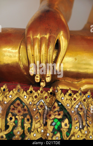 Détail d'une main golden Buddha statue, Wat Pho, Bangkok, Thailande, Asie Banque D'Images