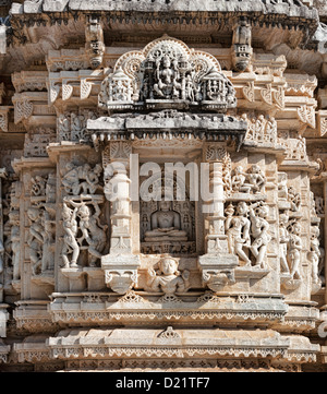 Ancien Temple du Soleil à Ranakpur. Jain temple Sculpture. Ranakpur, Rajasthan, Pali District, Udaipur, Inde. L'Asie. Banque D'Images