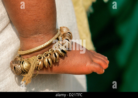 Détail d'un Dhongria le pied de l'enfant portant des cuivres traditionnels anklets à Bissamcuttack Chatikona, marché, Orissa, Inde. Banque D'Images