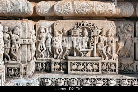 Ancien Temple du Soleil à Ranakpur. Jain temple Sculpture. Ranakpur, Rajasthan, Pali District, Udaipur, Inde. L'Asie. Banque D'Images