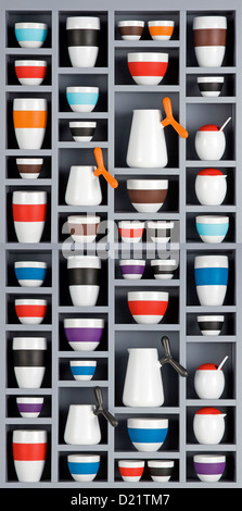 Tasses en céramique colorés sur un plateau isolé sur fond blanc Banque D'Images