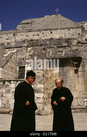 Clercs à la place de la Crèche devant l'église de la Nativité, ou Basilique de la Nativité, traditionnellement admis par les chrétiens à être le lieu de naissance de Jésus Christ dans la ville cisjordanienne de Bethléem dans l'Autorité Autonome Palestinienne Banque D'Images