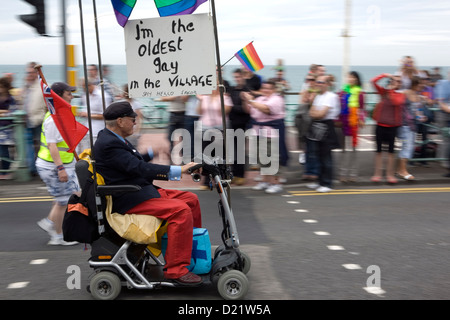 Un homme en scooter pour personnes handicapées participant à Brighton Pride. Banque D'Images