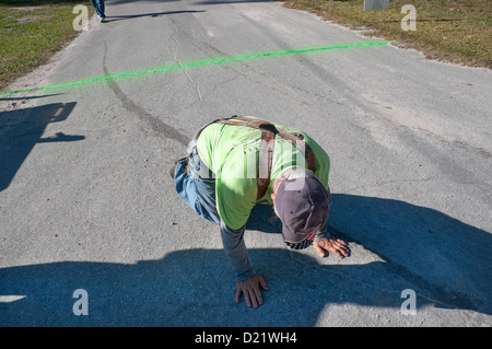 L'épuisement après une finition 5K run & la marche pour la vie à la croisée des chemins la grossesse Centre High Springs en Floride. Banque D'Images