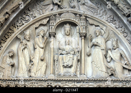 Vierge à l'enfant sur un trône, la cathédrale de Notre Dame, Paris, portail de la Sainte Anne Banque D'Images