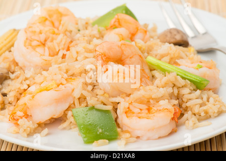 Riz frit avec des langoustines - studio shot Banque D'Images
