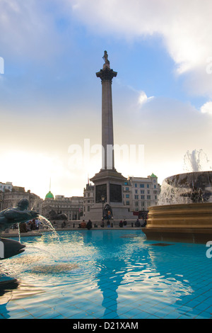 Coloumn Nelson debout au-dessus de l'une des fontaines à Trafalgar Square, Londres, Angleterre, Royaume-Uni Banque D'Images