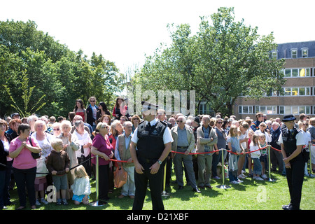 Moniteur de police une grande foule à l'extérieur d'une église à des funérailles militaires à Brighton, Royaume-Uni. Banque D'Images