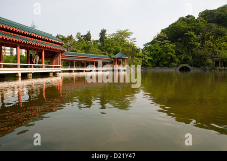 Un style chinois ancien pont sur le lac dans le parc Xishan Guilin City dans la province de Guangxi, dans le sud de la Chine. Banque D'Images