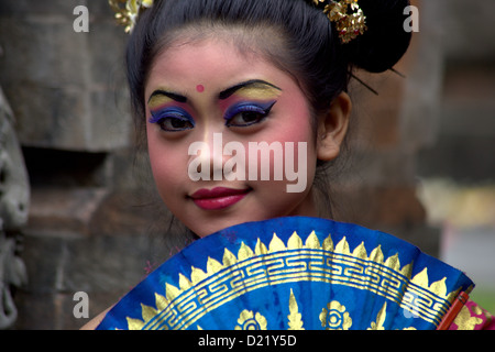 Jeune fille balinais prêt pour le temple de la danse Banque D'Images