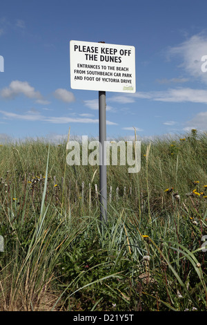 Un panneau sur Troon South Beach demandant aux visiteurs de garder les dunes pour les protéger de l'érosion, Ayrshire, Écosse, Royaume-Uni Banque D'Images