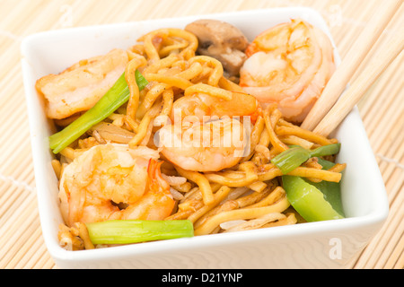 Repas Chinois - Crevettes sautées aux nouilles - studio abattu avec une faible profondeur de champ Banque D'Images