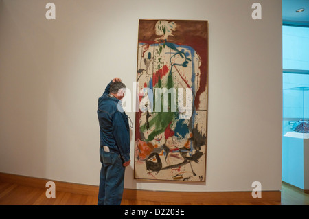 Man looking at Las Mayas 1958 huile sur toile par Helen Frankenthaler. Banque D'Images