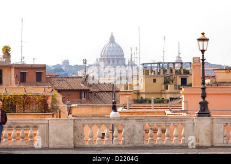 Saint Peter's cathedral Dome dans la distance Rome Italie Banque D'Images