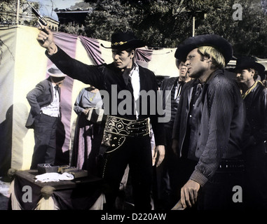 Cain Killer plus mort que vivant Clint Walker, Paul Hampton Voll Neid beobachtet Billy (Paul Hampton (r) die Schiesskuenste Banque D'Images