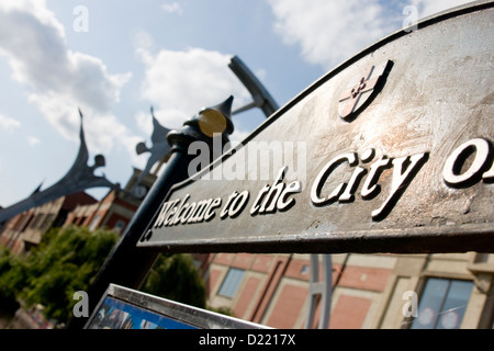 Inscrivez-vEmpowerment &sur la rivière Witham Sculpture à côté du centre commercial Waterside dans Lincoln, Lincolnshire Banque D'Images