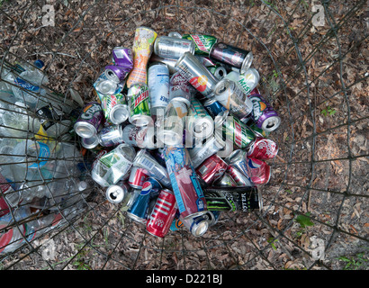 Bacs de recyclage pour l'aluminium et plastique dans la zone de pique-nique du parc Banque D'Images