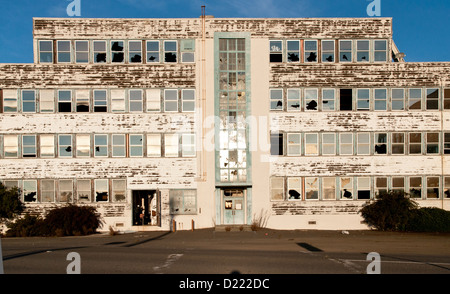 Des fenêtres cassées et la porte à mare island naval shipyard historique près de Vallejo, en Californie. Banque D'Images