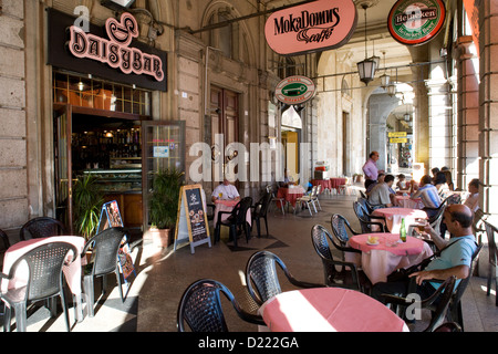 Sardaigne : Cagliari - Marina District / Via Roma arcade cafe Banque D'Images