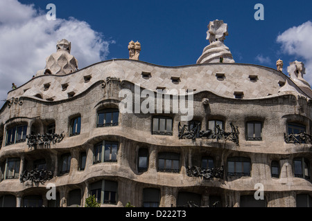 Vacances bâtiment appelé Casa Milà conçu par l'architecte Antoni Gaudí à Barcelone l'Espagne est également connu sous le nom de La Pedrera. Banque D'Images