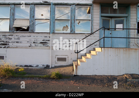 Des fenêtres cassées et la porte à mare island naval shipyard historique près de Vallejo, en Californie. Banque D'Images