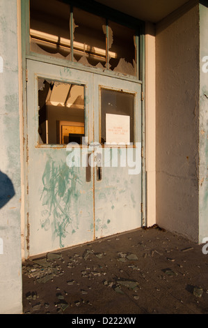 Porte et fenêtres brisées lors de l'historique chantier naval de Mare Island près de Vallejo, en Californie. Banque D'Images