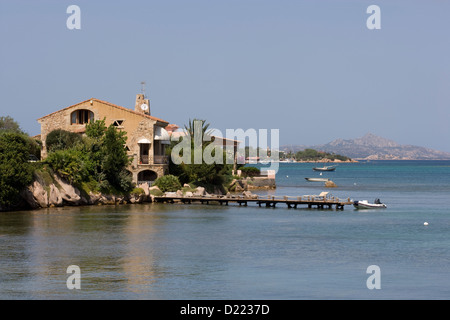 Sardaigne : 2085 - villa & jetée dans la baie de Cannigione Banque D'Images