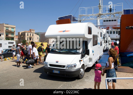 Sardaigne - véhicules débarquer le ferry dans le port de La Maddalena Banque D'Images