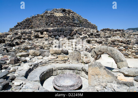 Sardaigne : Nuraghe Su Nuraxi - vestiges de hut & culte de l'eau Banque D'Images