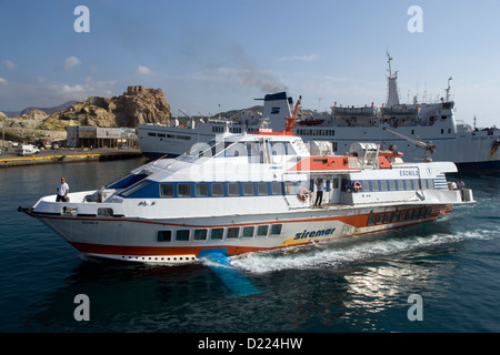 Les îles Eoliennes : hydroptère, l'une des diverses formes de transports & ferries pour naviguer autour des îles Banque D'Images