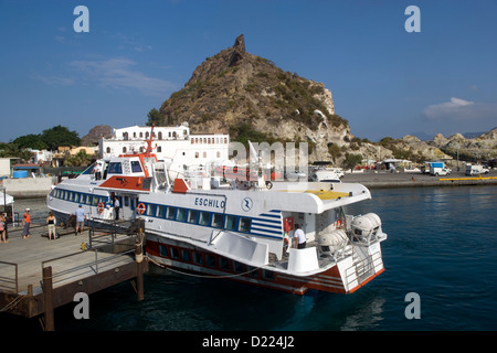 Les îles Eoliennes : hydroptère, l'une des diverses formes de transports & ferries pour naviguer autour des îles Banque D'Images