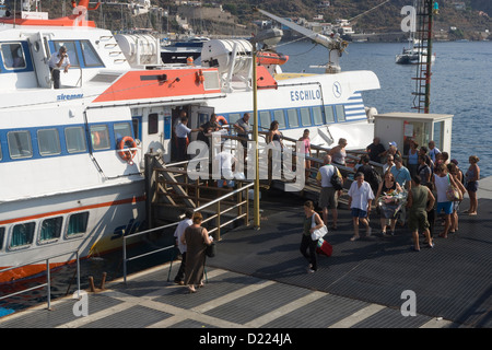 Les îles Eoliennes : hydroptère, l'une des diverses formes de transports & ferries pour naviguer autour des îles Banque D'Images