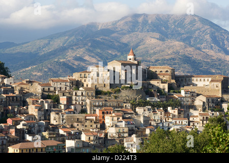 Castiglione di Sicilia : vue de la ville entre les collines Banque D'Images