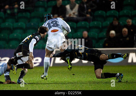 11.01.2013 Northampton, en Angleterre. Romain Cabannes du Castres Olympique est abordé par Stephen MYLER de Northampton Saints au cours de la Heineken Cup match entre Northampton Saints et Castres Olympique à Franklin's Gardens. Banque D'Images