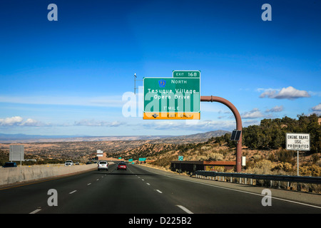 On U.S. 285 direction Nord vers Los Alamos au Nouveau Mexique Banque D'Images