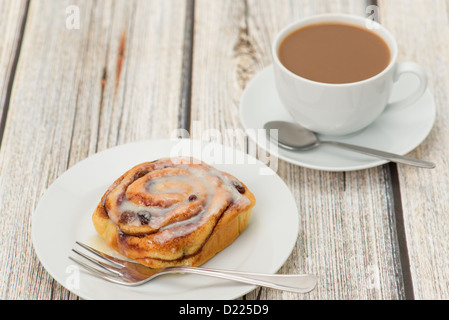 La cannelle délicieux servi sur une plaque blanche avec une tasse de café blanc - studio shot Banque D'Images