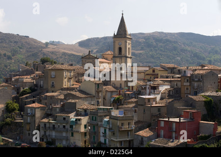 Novara di Sicilia : vue de la ville nichée dans les montagnes Banque D'Images