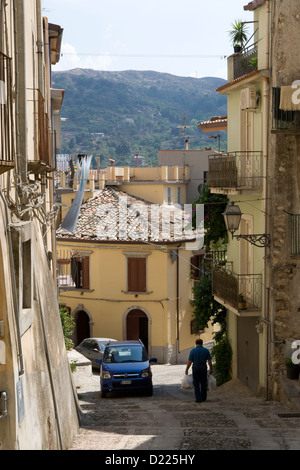 Novara di Sicilia : scènes de rue Banque D'Images
