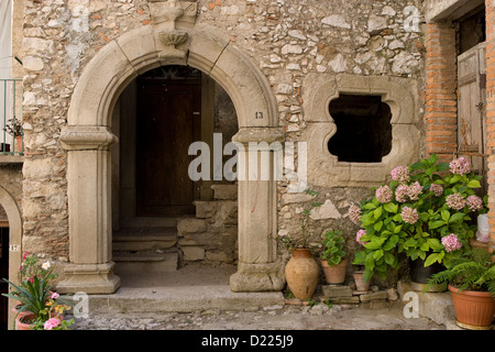 Novara di Sicilia : cour et entrée privée Banque D'Images