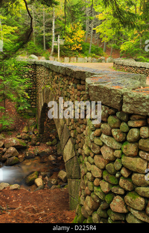 Cobblestone Transport Road Bridge près de Jordan Pond, l'Acadia National Park, Maine, USA Banque D'Images