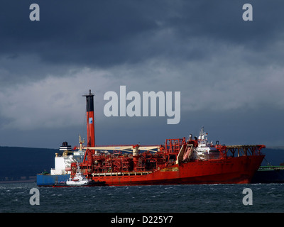 Un FPSO, transfère sa cargaison de pétrole brut d'un pétrolier à l'huile dans le Terminla Nigg Estuaire de Cromarty Banque D'Images