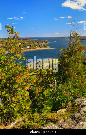 Sentier de montagne de vol, le vol montagne, face à Somes Sound, l'Acadia National Park, Mount Desert Island, Maine, USA Banque D'Images