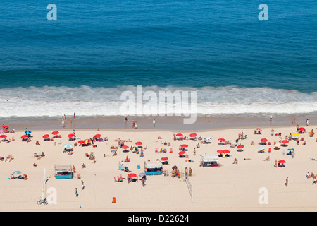 Brésil, Rio de Janeiro, Copacabana, une vue sur le soleil rouge et des parasols sur la plage de Copacabana Banque D'Images