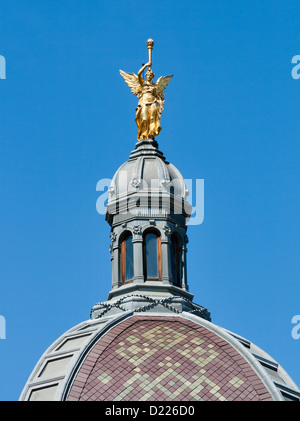 Dôme avec angel statue sur la toiture du bâtiment Dom Starcevicev à Zagreb, Croatie. Banque D'Images