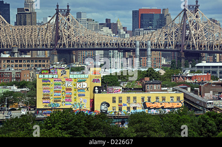 5 graffiti Pointz musée avec la 59e Rue et pont de Manhattan en arrière-plan et le métro dans l'avant-plan. Banque D'Images