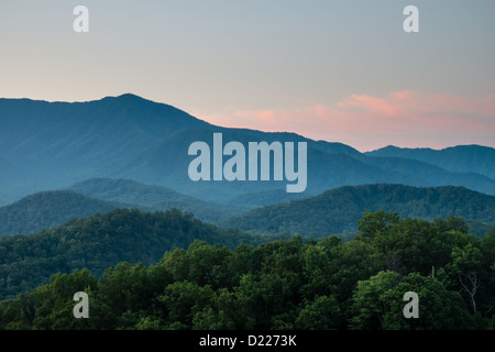 Le soleil du matin met en lumière quelques nuages sur les montagnes Great Smoky près de Gatlinburg, Tennessee. Banque D'Images