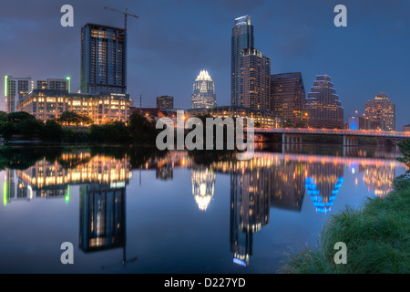 L'horizon de la ville d'Austin, Texas vue reflétée dans le lac Lady Bird au crépuscule. Banque D'Images