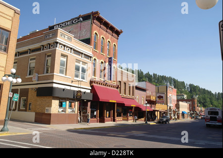 Ciel bleu vue oblique, rue Main, à partir de la First National Bank Building de Bodega Buffaloo saloons, Deadwood, Dakota du Sud, USA Banque D'Images