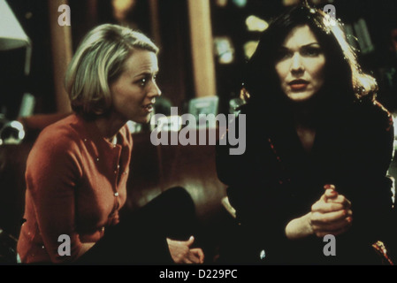 Mulholland Drive - Strasse der Finsternis Mulholland Drive Naomi Watts, Laura Elena Harring Die naïf Betty (Naomi Watts) Banque D'Images