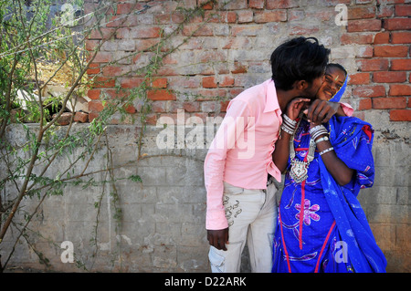 Gipsy couple in love au Rajasthan. Banque D'Images